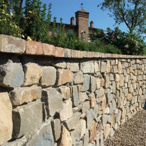 muro in pietra di langa e mattoni