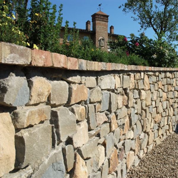 muro in pietra di langa e mattoni