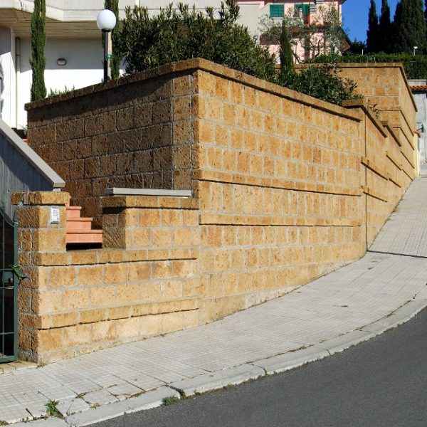muro in blocchetti di tufo