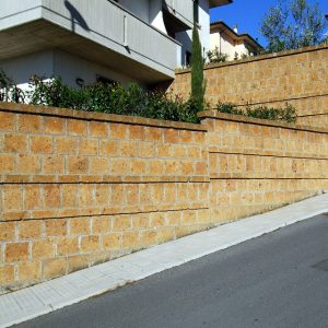 muro in blocchetti di tufo