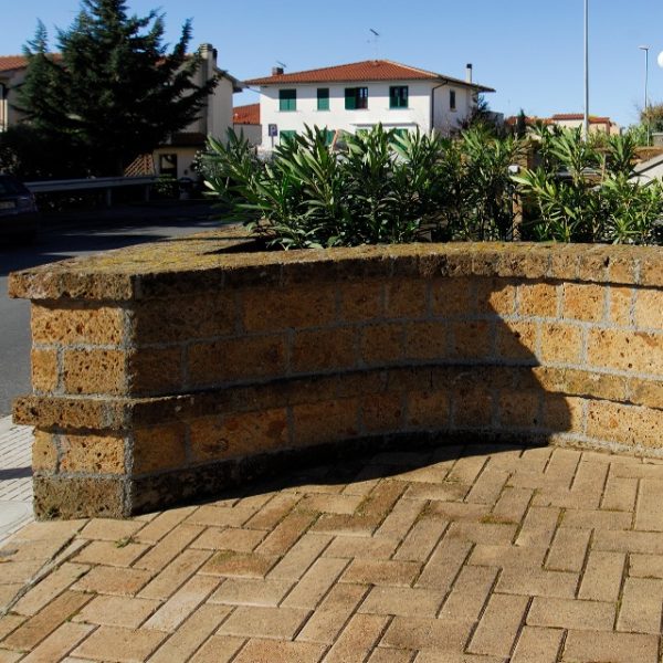 muro in blocchetti di tufo