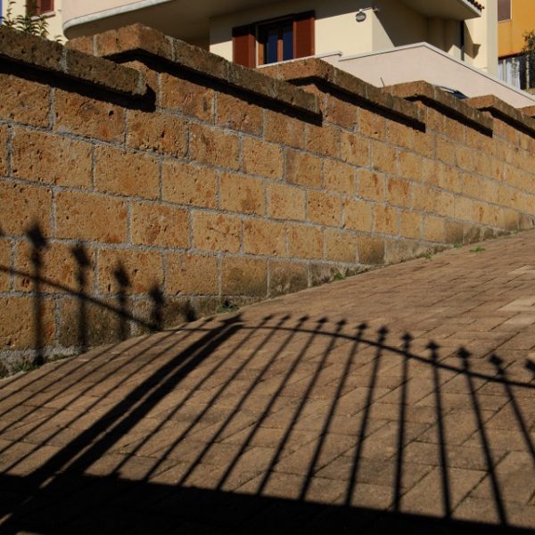 muro in blocchetti di tufo