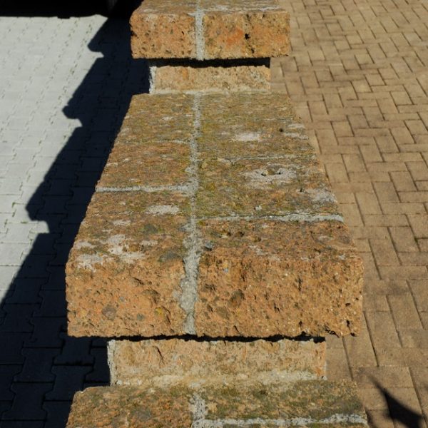 muro in blocchetti di tufo