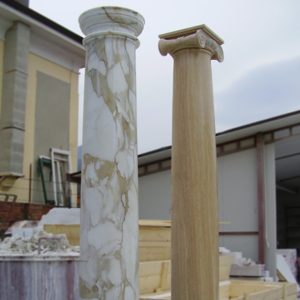 colonne in travertino e marmo calacatta