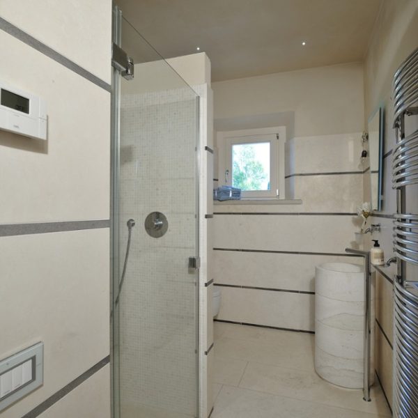 white travertine bathroom