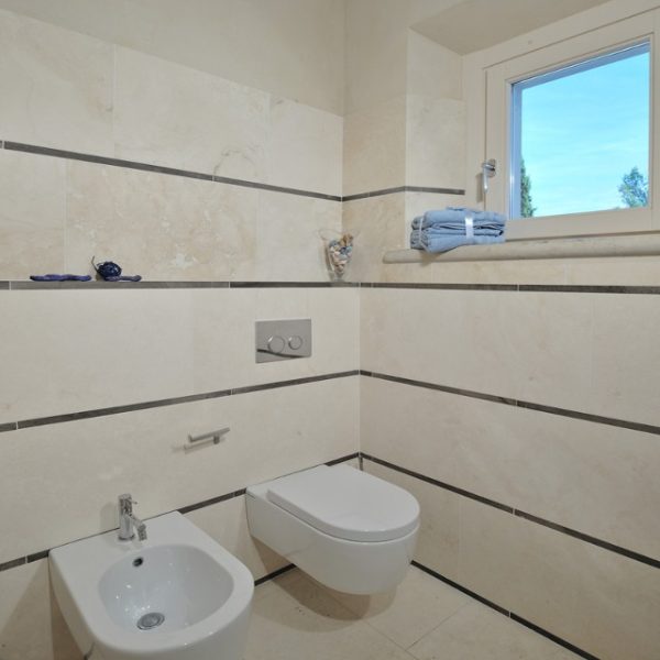 white travertine bathroom