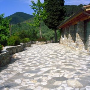 pavimento in pietra luserna e pietra calcarea