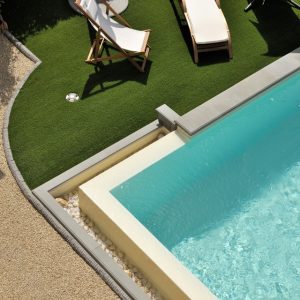 bordo piscina in pietra carniglia